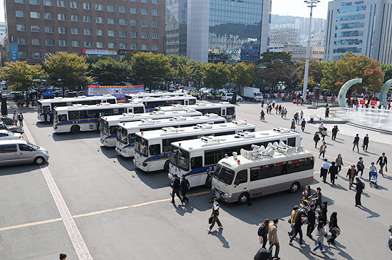 부산역 광장을 차지한 경찰버스... 희망버스 원천봉쇄